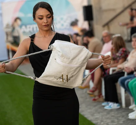 Bolso UPCYCLING que además se puede lucir cómodamente, como una elegante mochila.